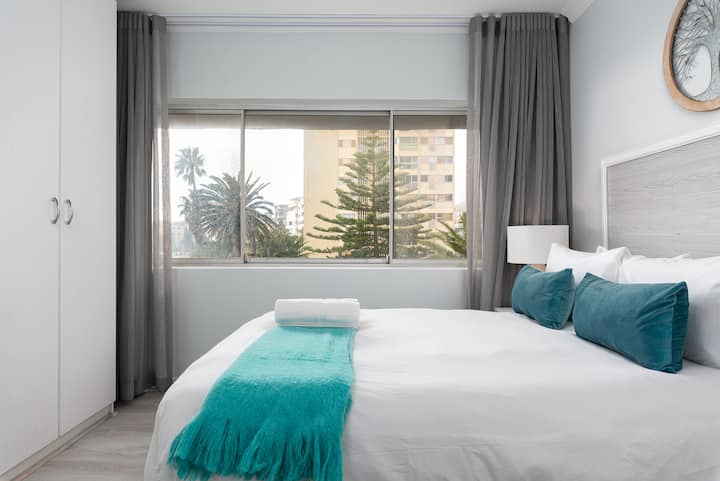 Spálňa 2 - Svetlá spálňa s manželskou posteľou, množstvom úložného priestoru a čiastočným výhľadom na more. Zatemnite závesy pre skvelý spánok.