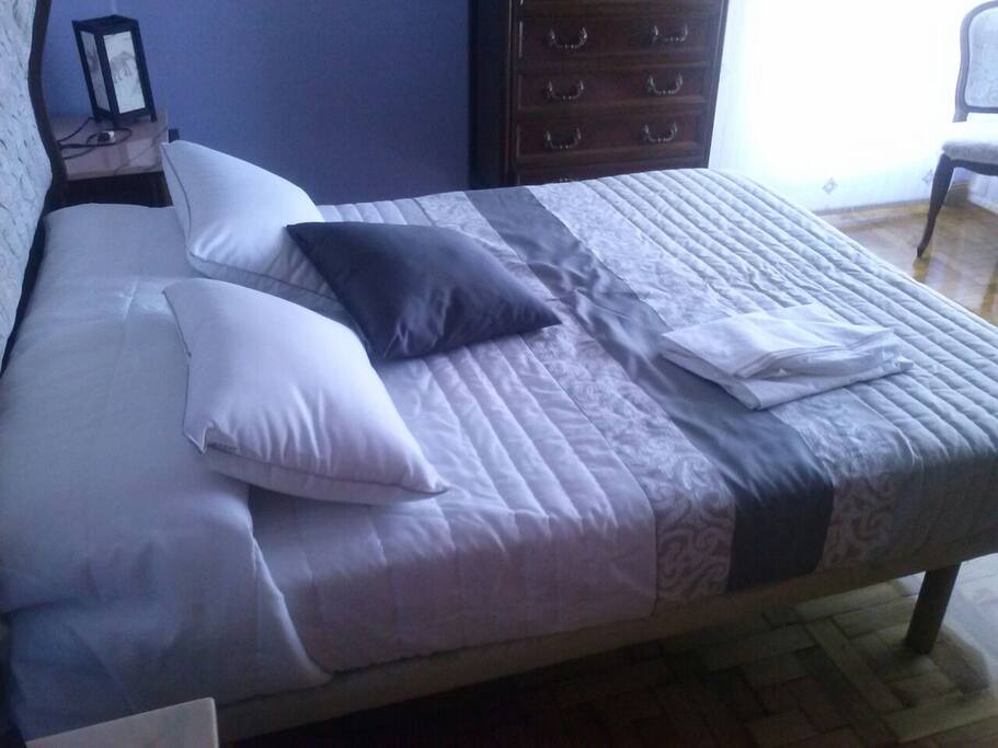 Amplia habitación de matrimonio