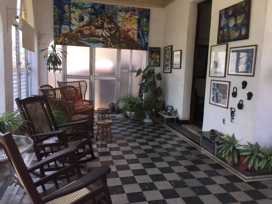 En nuestra casa todos tus sueños se hacen realidad. Sea por viaje de placer o de negocios, en casa Miriam te regalamos elegancia, arte, exquisito trato, y un derroche de cariño. No lo pienses, nuestro hogar es también el tuyo. Gracias.
Amplia terraza para disfrutar de un café y descansar