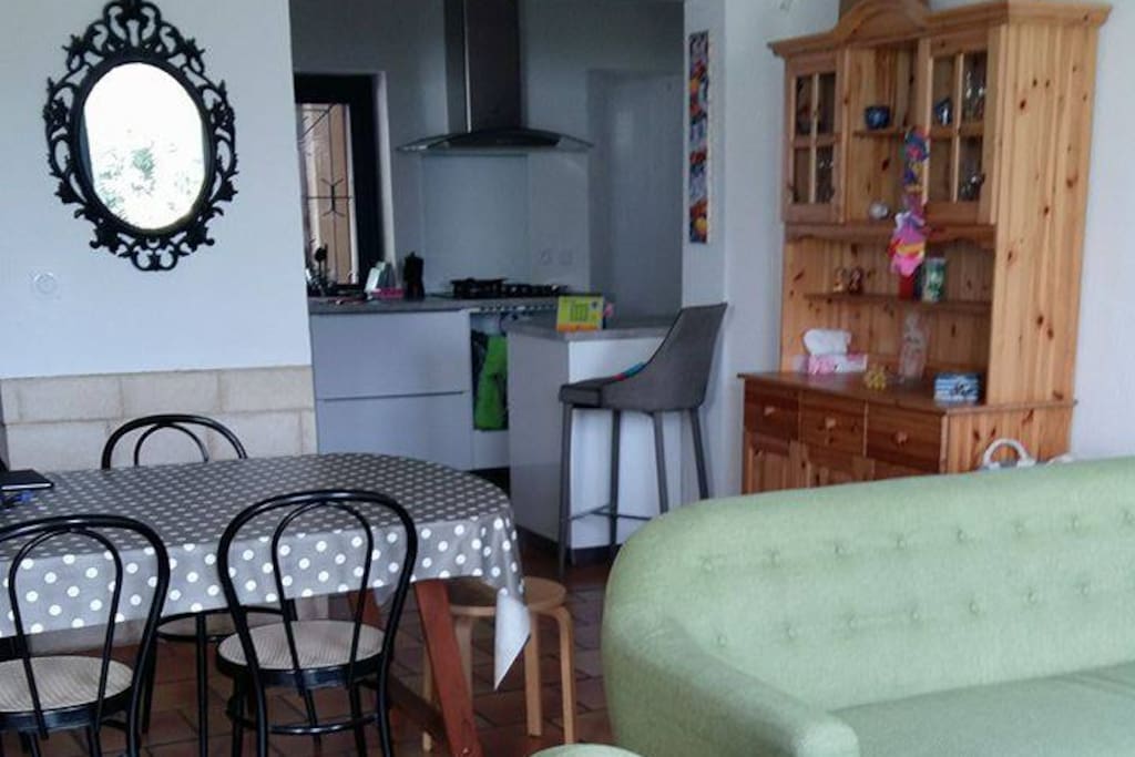 Du salon, vue sur la cuisine