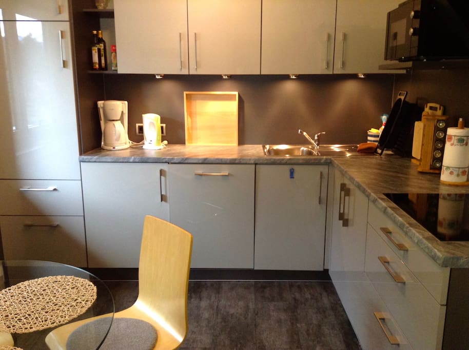 Neue Küche mit Hochglanz Fronten, Geschirrspüler und Esstisch für 2+ - New kitchen with high polish fronts and dining table for 2 + and dishwasher