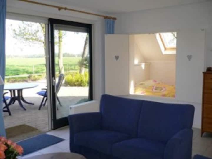 Woonkamer, uitzicht op de tuin en bedstee