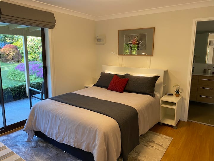 舒适的标准双人床，配备双控制电热毯