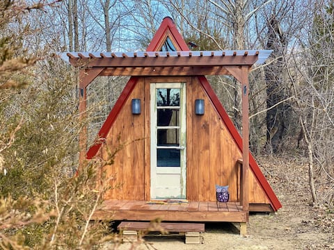 Creekside Cabin, Off-Grid Glamping Experience