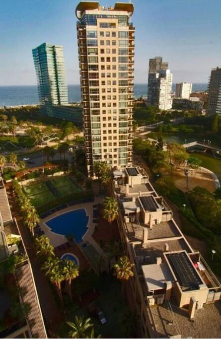 Piso de alto standing con tres habitaciones dobles, con piscina, gimnasio, pista de padel y parque infantil. Aparcamiento. A 50 metros de la playa. Al lado del transporte público y centro comercial. A 15 minutos del centro de Barcelona. Comunidad privada con seguridad.
Luxury apartment with three bedrooms, pool & babypool, gym, Padel court and playground. Parking. 50m from the beach. Next to public transportation (Metro) and shopping center. 15 minutes to Barcelona center. Private community with Security.
Luxus Apartment mit drei Schlafzimmer, Pool & babypool, Gym, Padel Court und Spielplatz. Tiefgarage
Strandnaehe (50m). Naehe oefffentlichen Verkehrsmittel (U-Bahn) und Einkaufszentrum. 15min zur Stadtmitte Barcelona. Private Wohnsiedlung mit Bewachung. Tiefgarage