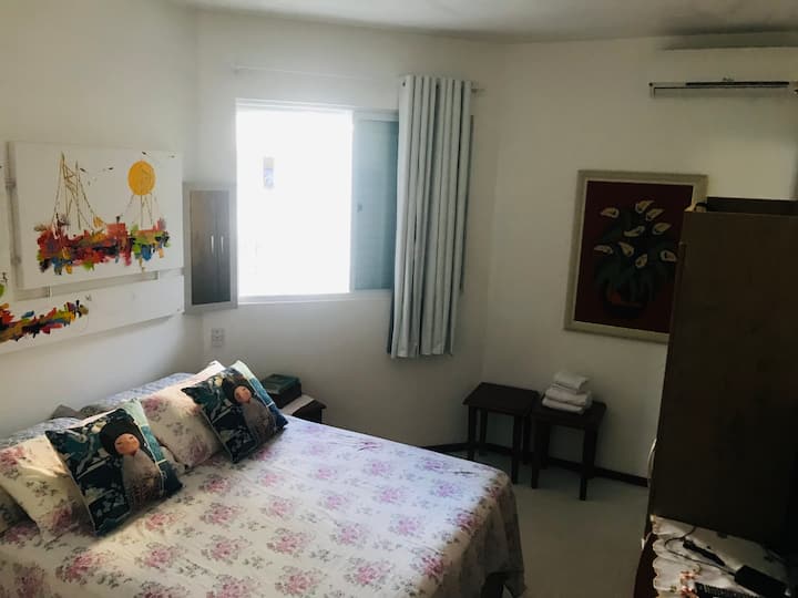 Habitación en suite: cama doble. 1 armario. 1tv. Servidores. 1 split 12,000 btu, persiana, apagón, mosquitero en la ventana, etc. 