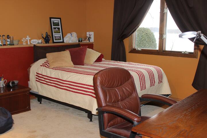 Beautiful home, pool, lake shore.