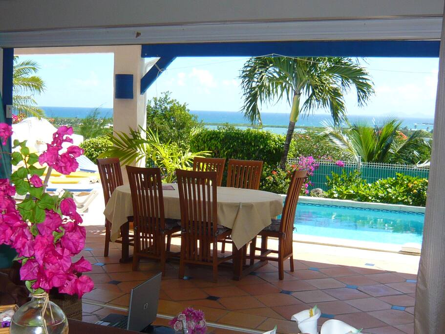 Terrasse et salle à manger extérieure