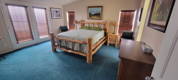 Მთავარი საძინებელი სააბაზანოთი მარჯვნივ.