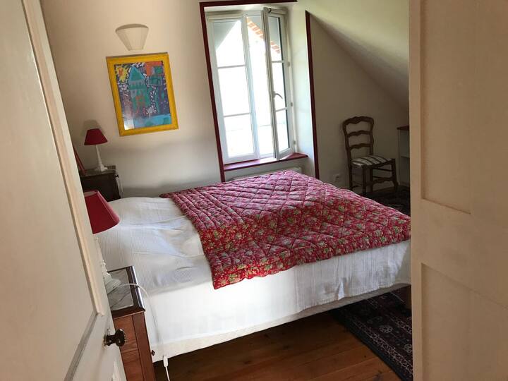 Sovrum med dubbelsäng på andra våningen