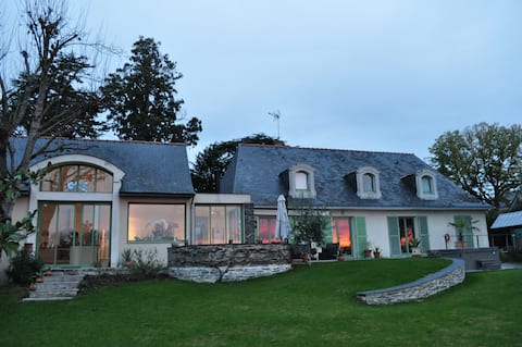 Property facing the Loire, castles
