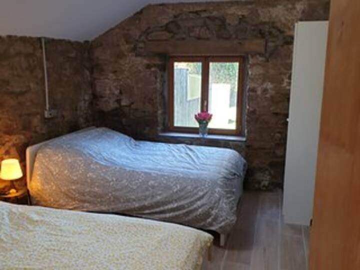 غرفة نوم في الطابق السفلي بسرير فردي وثنائي.