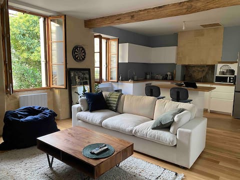 Top performing Airbnb: Beautiful renovation in the heart of the city. in Bordeaux