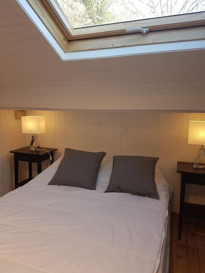 Първи етаж. Таванска спалня със 140 легла