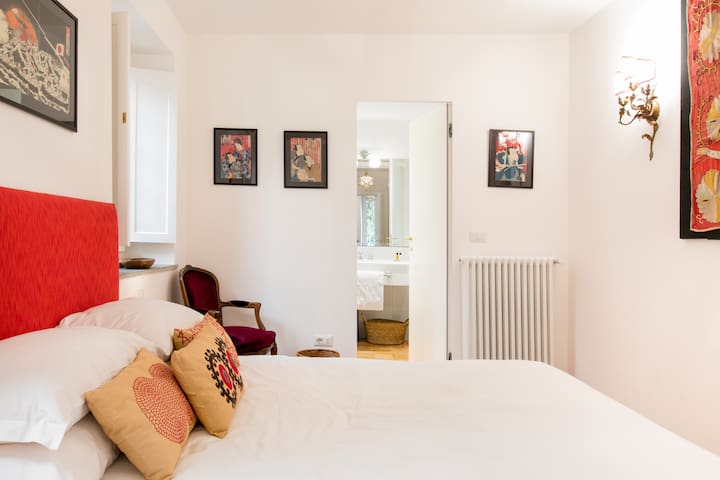 Spanish Steps Luxury Home gallery image 4