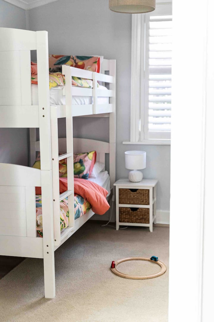 El segundo dormitorio tiene literas... consideramos cambiar a una cama tamaño king y una cama nido. 
No hay espacio suficiente. ¡Sin embargo, a los niños les encantan las literas! 
Hay un sofá cama doble en la sala de estar que se puede instalar, ¡si se negocia! 
Algunos libros y juguetes. 