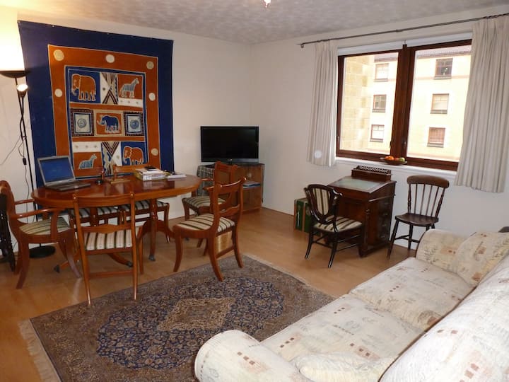 Cheerful 3br Apartment + Parking, Well-located - Edinburgh