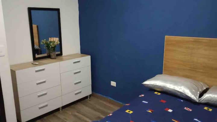 Главна спална соба, кревет за кенгури, односно долу од креветот, излегува уште еден двоен душек