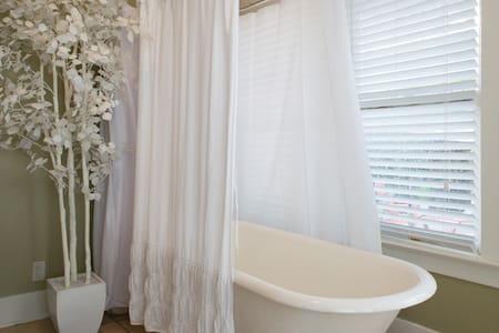 ♡1924 Museum/Montrose Flat w/ Deck -  Park FREE♡