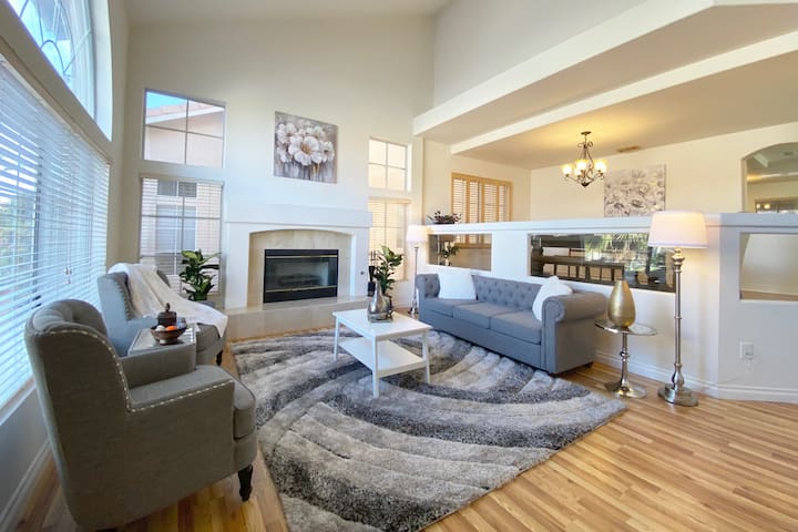 ♡ 緊鄰高爾夫球場 ♡ 優美後院 絕佳景觀 12分鐘 抵達大道