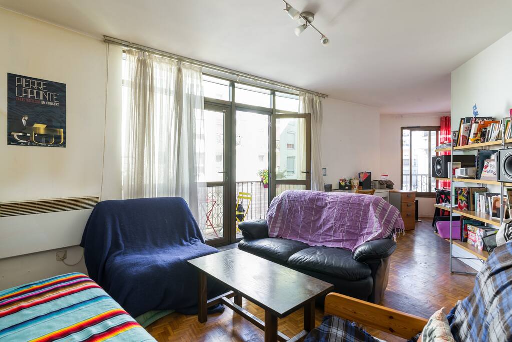 Le salon : vue du canapé sur le coin salon