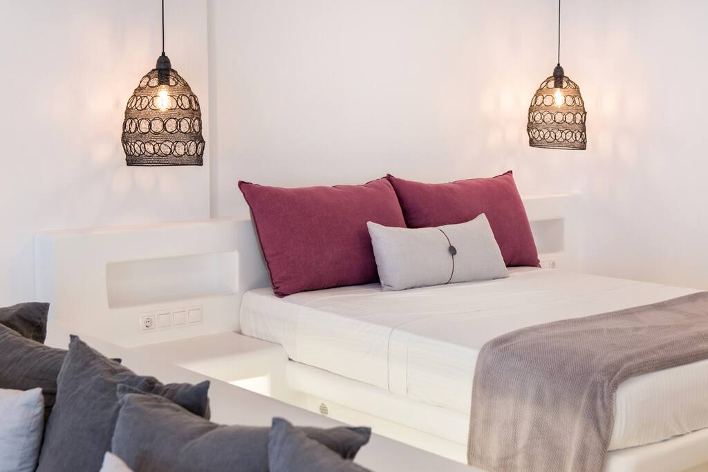 Superior Suite
Located on the ground floor, this suite offers sea view and a terrace with outdoor hot tub. It features an elegant white-washed bedroom.