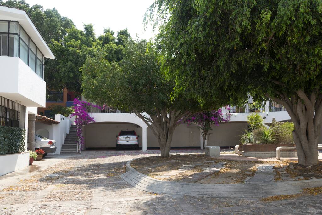 Estacionamiento del condominio