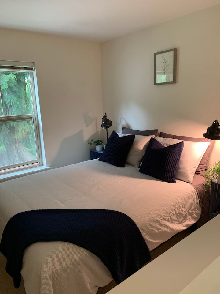 Საწოლი 152 × 203 სმ ლოფტის სივრცეში. 