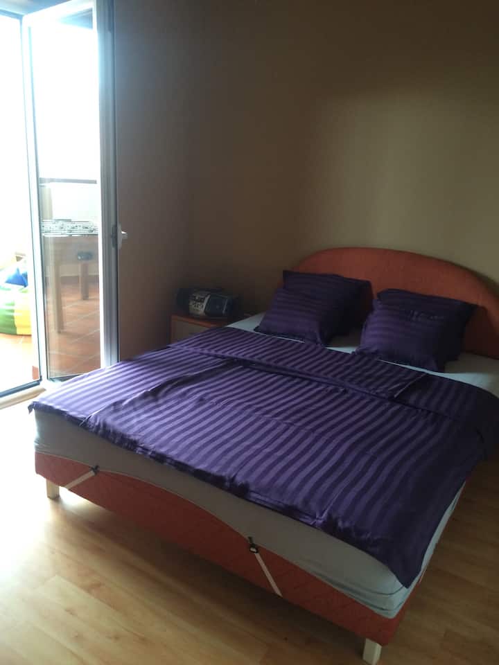 Მეოთხე საძინებელი , ასევე, ფართო და დაკავშირებული სხვა ოთახთან, რომელშიც ასევე არის საწოლი და სივრცე მაგიდითა და სკამებით.