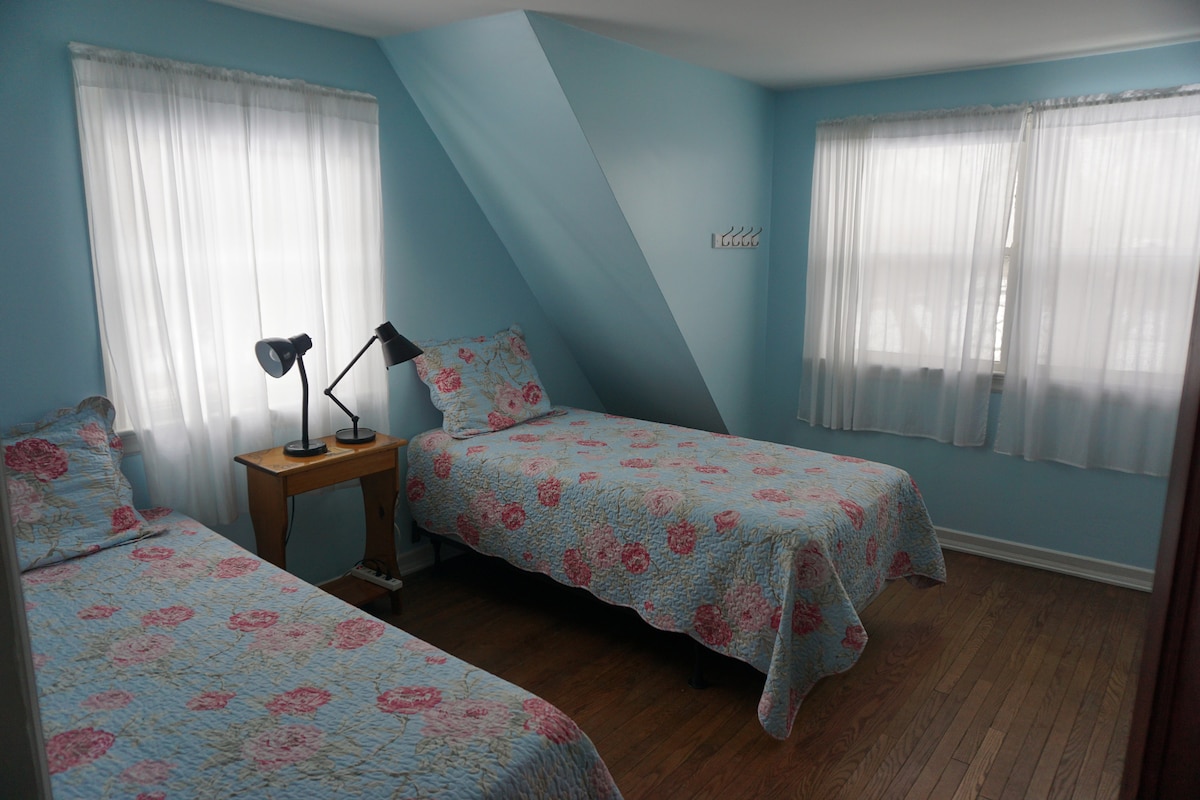 Spálňa na poschodí s dvoma oddelenými lôžkami.