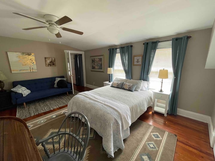 لديك الأريكة والمكتب وغرفة الغسيل والحمام الرئيسي كلها في متناول يدك.