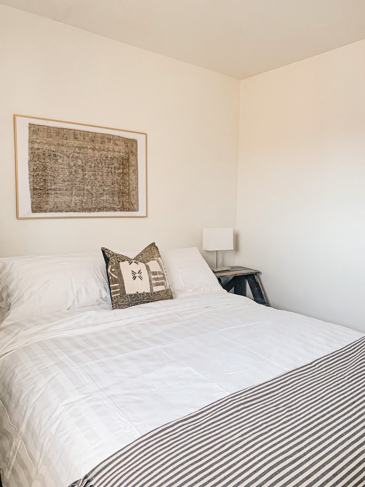 ห้องควีนพร้อมวิวสะพานแมคโดนัลด์และแฮลิแฟกซ์