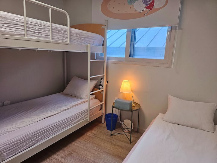 Spálňa 3 na 2. poschodí (poschodová posteľ a 1 jednolôžko)