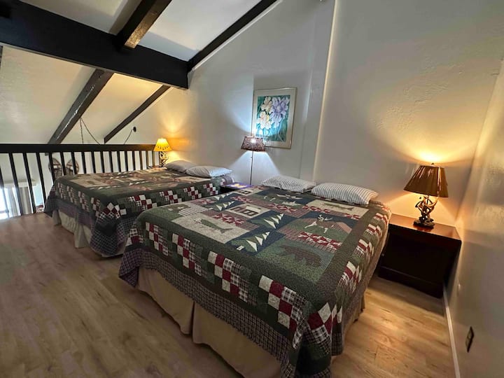 Zona loft con dos camas tamaño queen, baño completo y vestidor