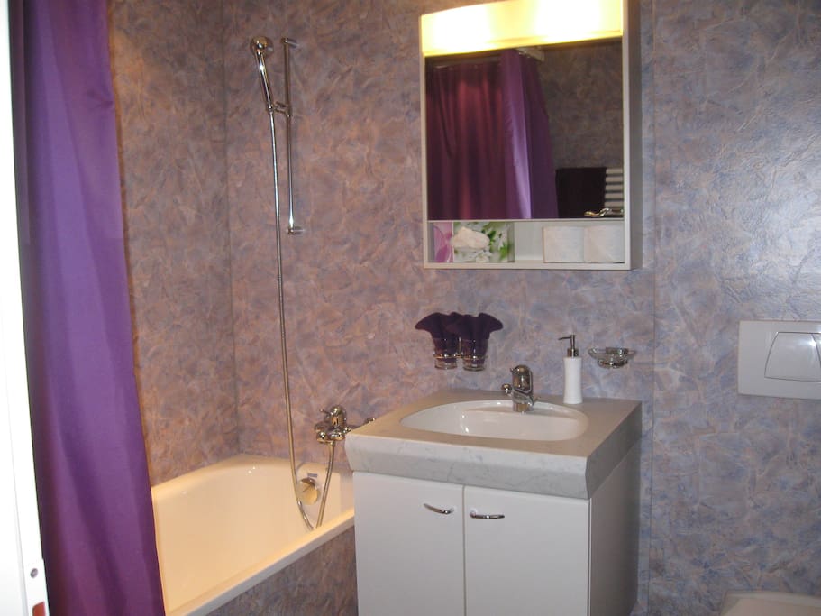 Badezimmer mit Badewanne