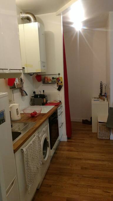 Fully-equipped kitchen (Nespresso, boiler, microwave, oven, washing machine)