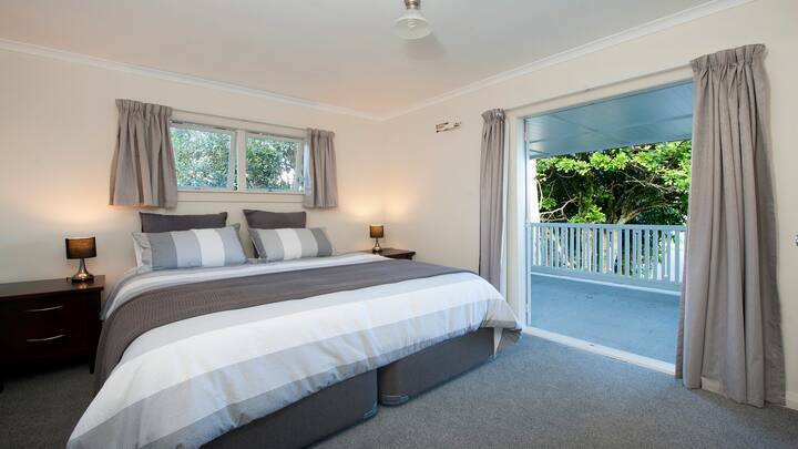 חדר שינה 2 עם מיטת קינג סייז במפלס האמצעי ב - Escape North בראסל בראסל, מפרץ האיים