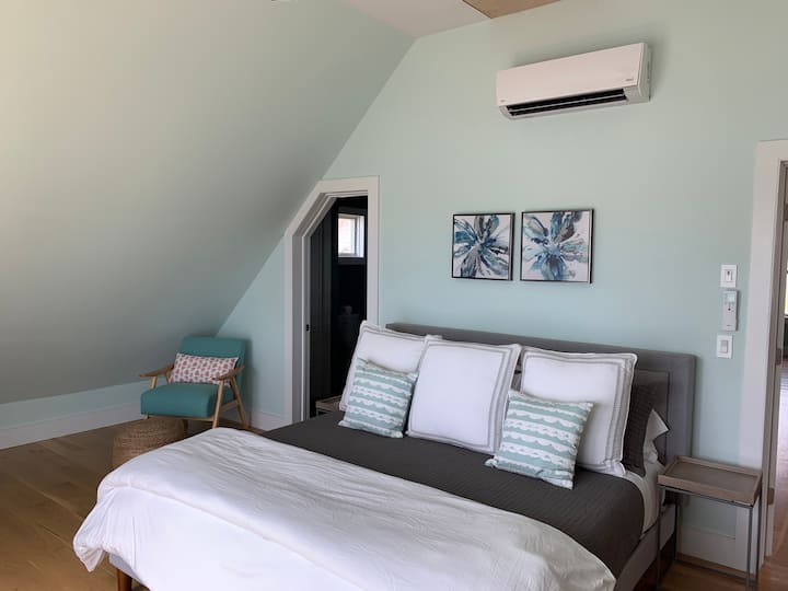 Hoofdslaapkamer boven met kingsize bed