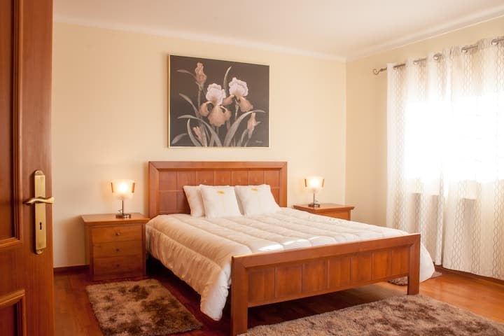 Dhomë gjumi Master Nº4 me krevat dopio "queen" (160 cm x 2m) banjë më vete, dhomë gjumi me pamje nga oqeani