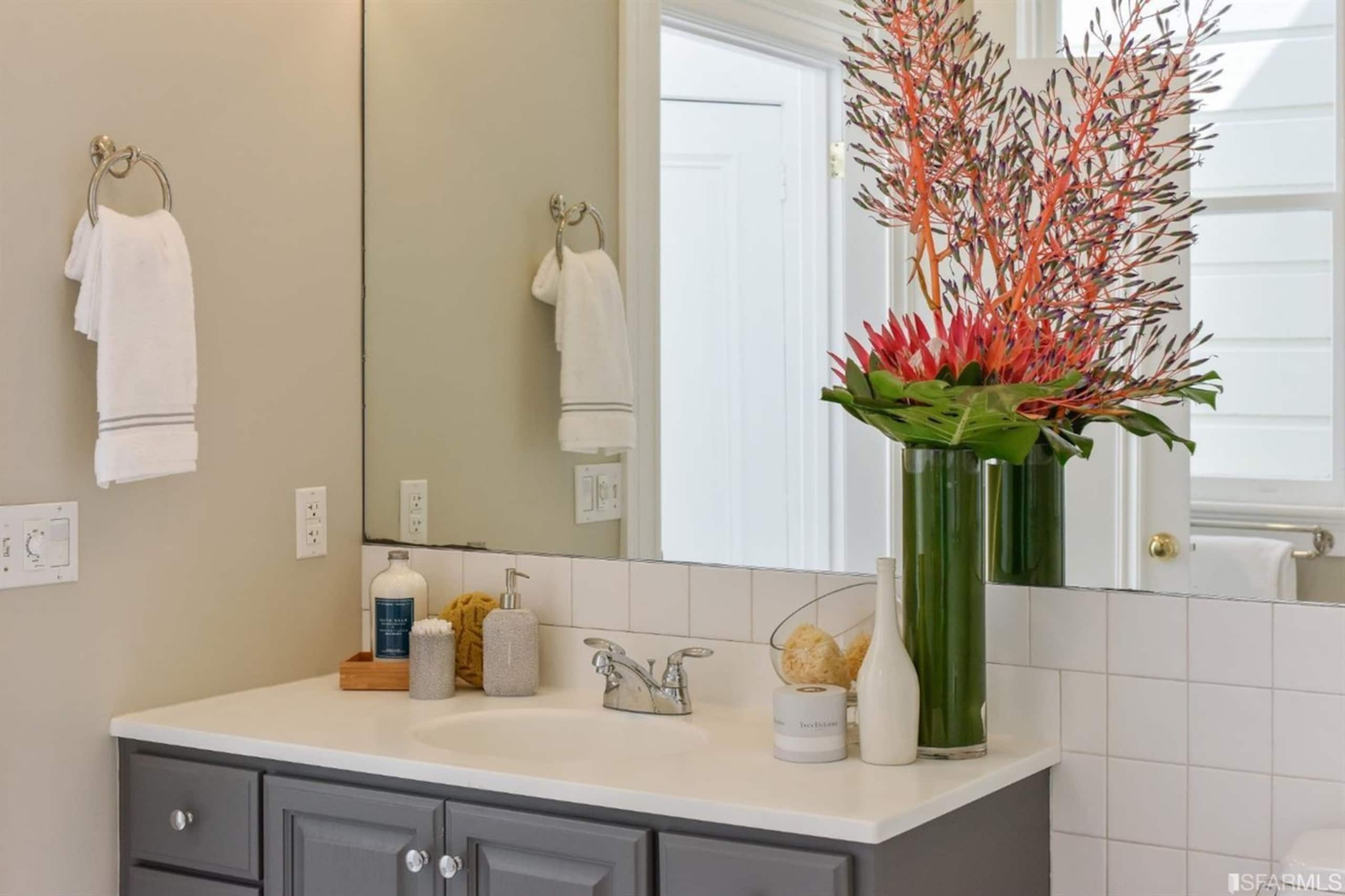 Condo in San Francisco · ★4.96 · 4 bedrooms · 6 beds · 2 baths - Image 13