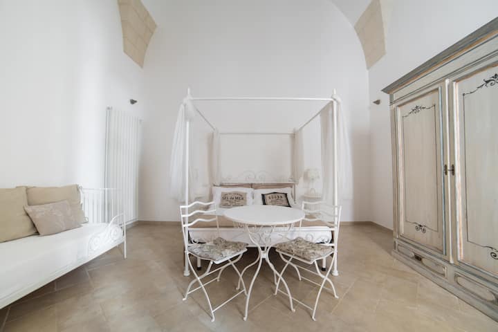 Camera del Musicista con letto a baldacchino.