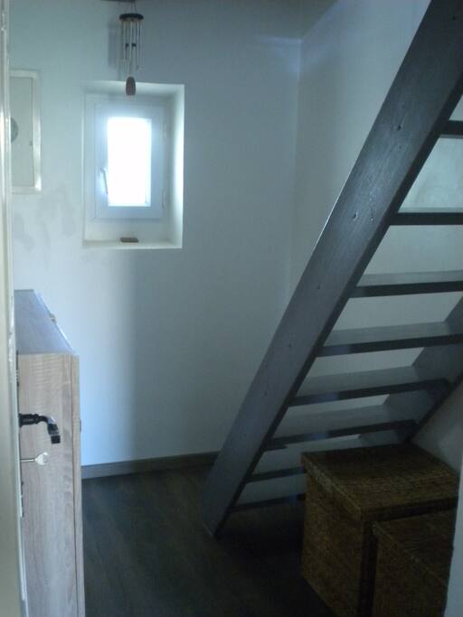 L'accès à la chambre se fait par un escalier assez raide...je ne le recommande pas aux enfants de moins de 7 ans et à ceux que cela pourrait gêner.