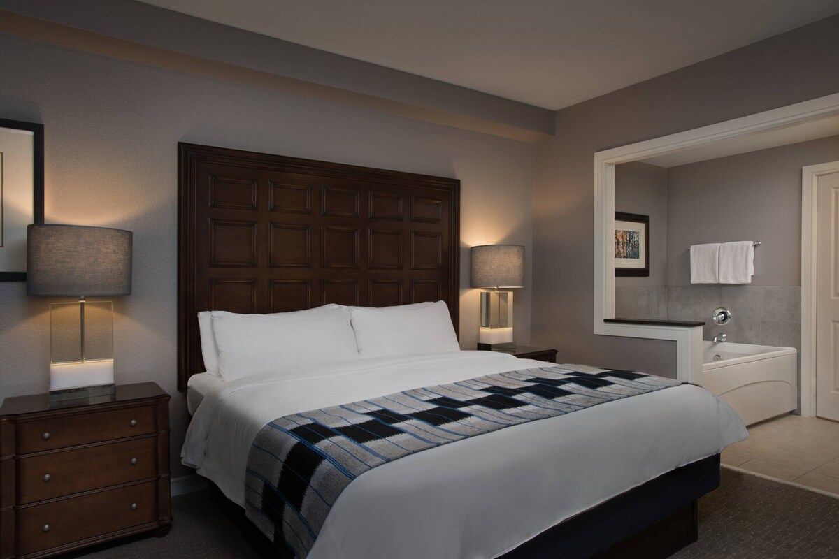 在一天结束后，您可以享受私人的超大泡澡浴缸。 您可以在加大双人床上睡个好觉，醒来后可欣赏壮丽的山景。