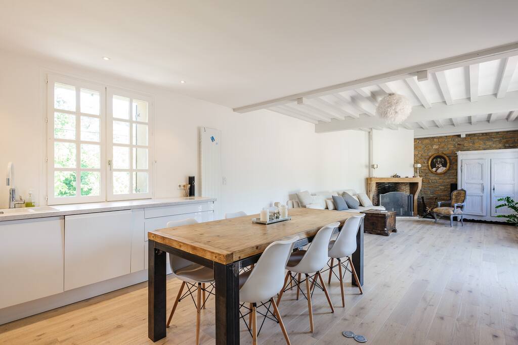 Salon, dining room