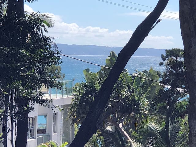 Little Cove@Noosa Heads. Ocean views walk to beach