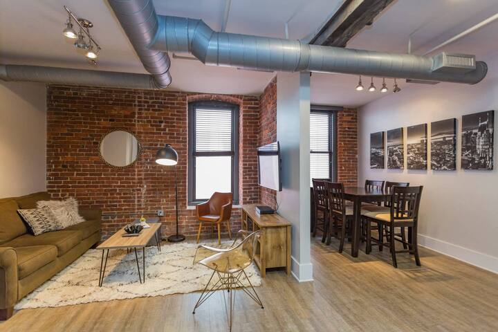 WALK to all the bars! DOWNTOWN Nashville Loft! 404 gallery image 2