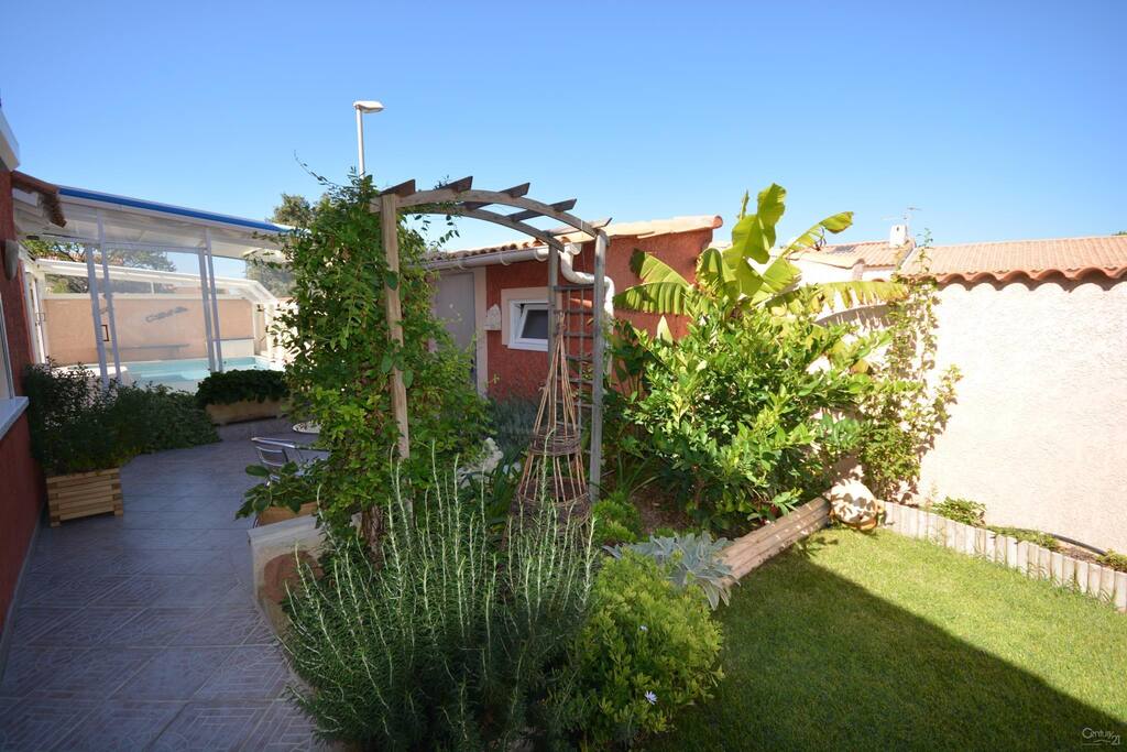 Côté jardin et 1er accès piscine