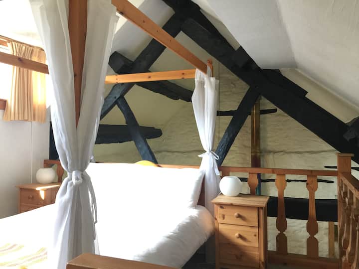 Dormitorio con balcón de la galería