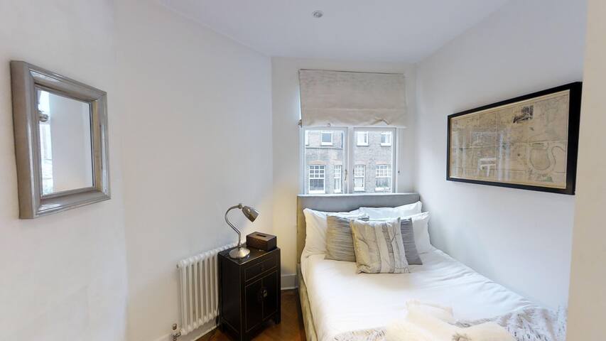 Luxury and Stunning 2 Bed with Balcony in Kensington High Street gallery image 5