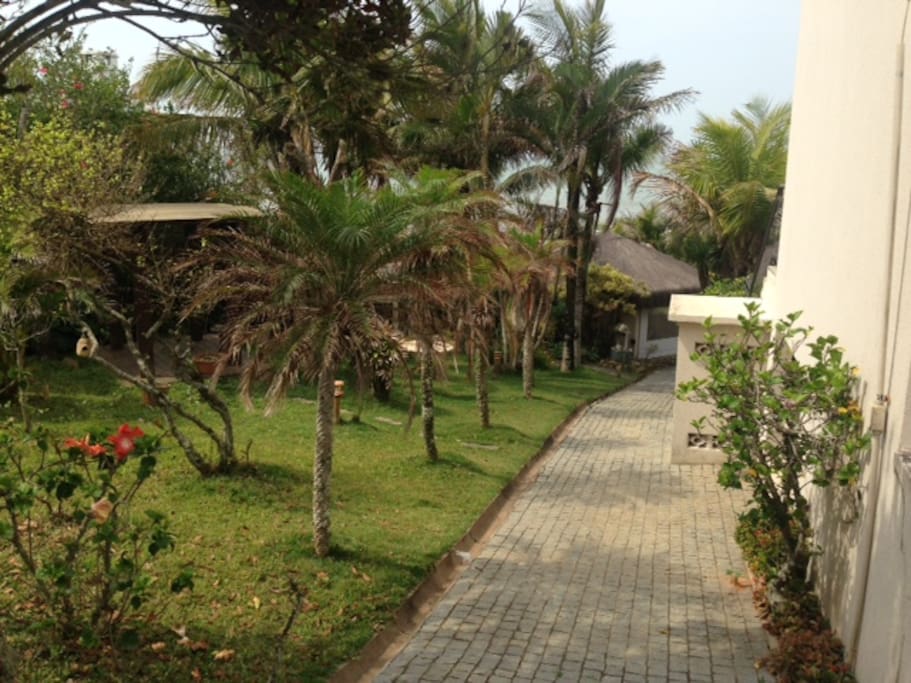 Jardim e acesso à Piscina e Churrasqueira